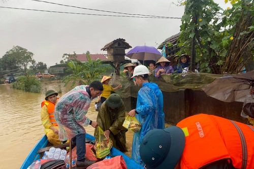 Nhiều đoàn thiện nguyện về với tâm lũ ở Nghệ An