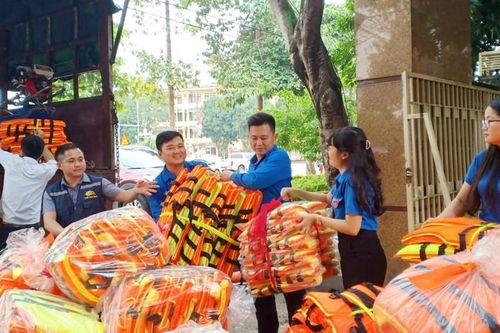 Tỉnh đoàn Nghệ An tiếp nhận và trao hàng hóa hỗ trợ cho người dân vùng lũ