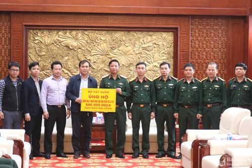 Bộ Xây dựng trao 500 triệu đồng hỗ trợ Quân khu 4 khắc phục hậu quả mưa lũ