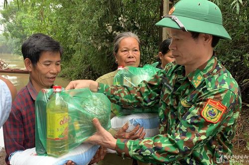 Bộ đội Biên phòng Nghệ An trao quà vùng lũ và khắc phục hậu quả sạt lở đất