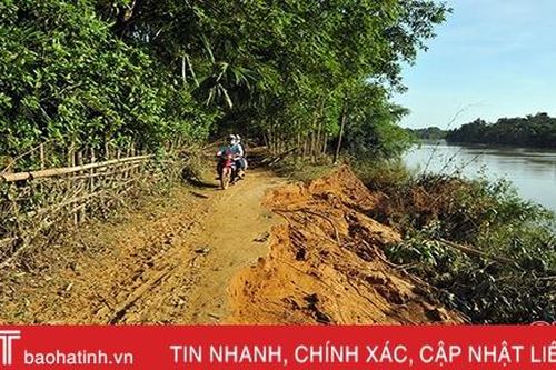 'Cứ mưa lớn, nước sông dâng lên là đất lở ào ào'