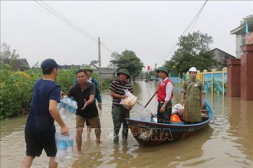 Hỗ trợ lương thực cho các hộ dân bị thiệt hại do bão lũ, không để người dân bị đói, rét