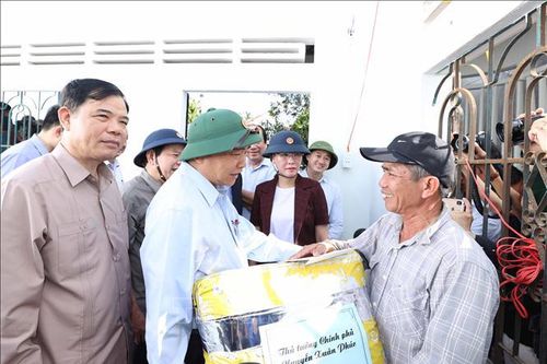 Thủ tướng thăm hỏi các gia đình chịu thiệt hại nặng do thiên tai tại Quảng Ngãi