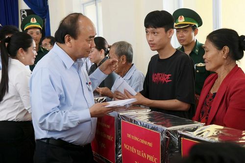 Thủ tướng Nguyễn Xuân Phúc thăm và tặng quà người dân vùng tâm bão Quảng Ngãi, Quảng Nam