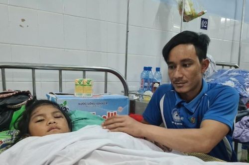 Người đàn ông bật khóc nói 'không cần tiền, chỉ xin xe đi thôi' ở Trà Leng đã đoàn tụ với vợ con