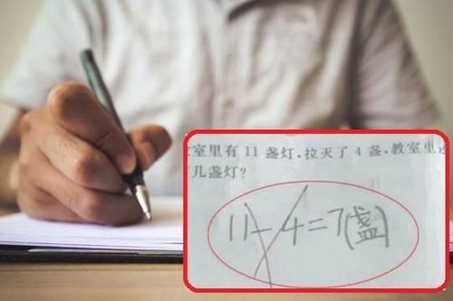 Đáp án '11 - 4 = 7' bị gạch bỏ và chấm sai, phụ huynh quyết truy ra lẽ và lời giải thích của giáo viên