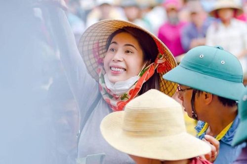 Không son phấn, Thủy Tiên vẫn 'chặt đẹp' mọi ánh nhìn trong chuyến cứu trợ miền Trung
