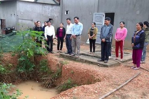 Bé gái đuối nước thương tâm sau khi rơi xuống bể phốt đang xây dở gần nhà