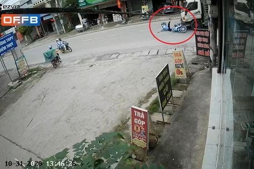 Clip: Sang đường thiếu quan sát, nữ sinh bị xe tải tông trực diện khiến nhiều người 'thót tim'