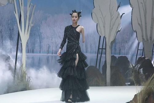 Model khuyết tay Hà Phương hóa 'thiên thần bóng đêm' trên sàn diễn thời trang