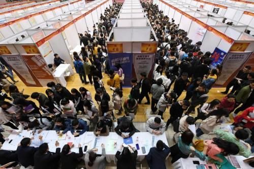 Trung Quốc: Có bằng đại học vẫn thất nghiệp vì COVID-19, cử nhân, thạc sĩ 'đổ xô' đi làm shipper