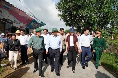Chùm ảnh: Thủ tướng Nguyễn Xuân Phúc thị sát tình hình khắc phục bão lũ tại Quảng Nam, Quảng Ngãi
