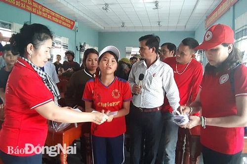 Hội Chữ thập đỏ tỉnh Đồng Nai tặng 1 ngàn phần quà cứu trợ tại 2 tỉnh Quảng Ngãi, Quảng Nam
