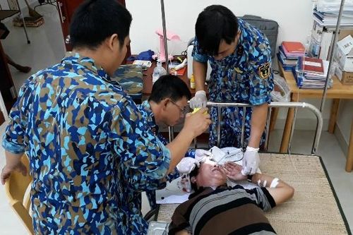 Bệnh xá đảo Đá Tây cấp cứu ngư dân bị tai nạn lao động