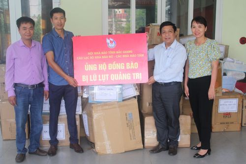 Câu lạc bộ Nhà báo nữ Bắc Giang và các nhà hảo tâm hỗ trợ người dân bị lũ lụt Quảng Trị