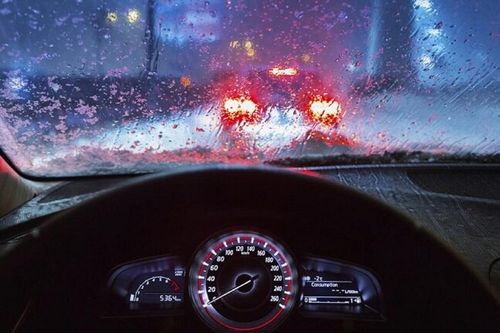 Cách xử lý kính ô tô bị mờ khi đi trời mưa