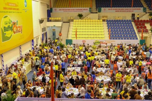 Buffet chay ủng hộ đồng bào miền Trung và người nghèo