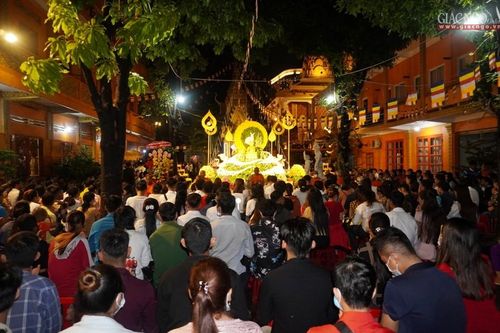 Đồng bào Khmer đến chùa mừng lễ hội Ok-om-bok