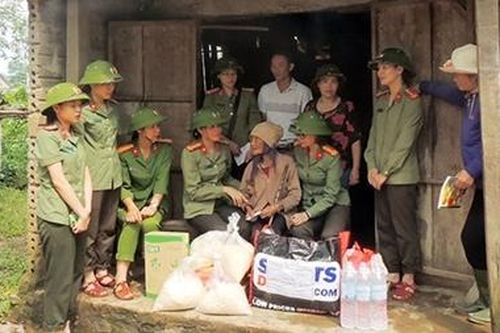 Ấm áp tình người giữa mùa bão lũ