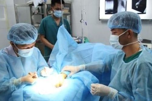 Trung tâm Y tế thị trấn Trường Sa phẫu thuật cấp cứu ngư dân bị tai nạn lao động