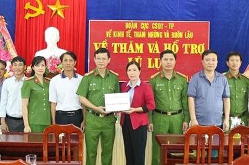 Cục cảnh sát kinh tế tặng quà vùng lũ Quảng Bình