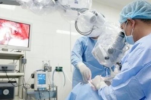 Bị tai điếc và mắt xanh do hội chứng hiếm gặp