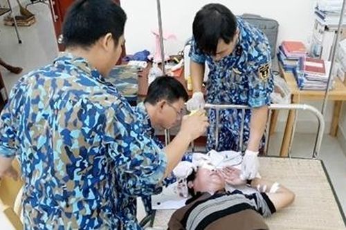 Thêm một ngư dân bị nạn được Bệnh xá đảo Đá Tây cấp cứu kịp thời
