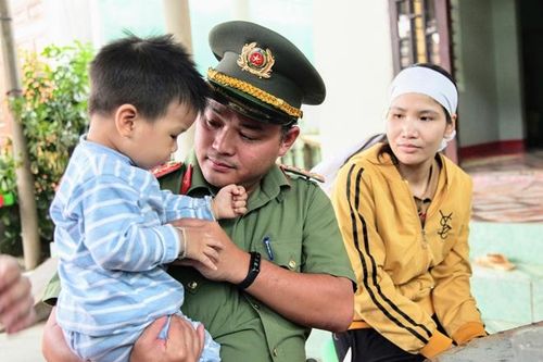 Tuổi trẻ CAND thăm hỏi, động viên gia đình CBCS hy sinh tại Quảng Bình
