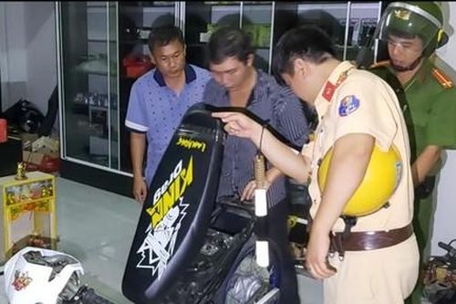 Phát hiện nhiều xe máy độ trong tiệm sửa xe máy ở Tiền Giang