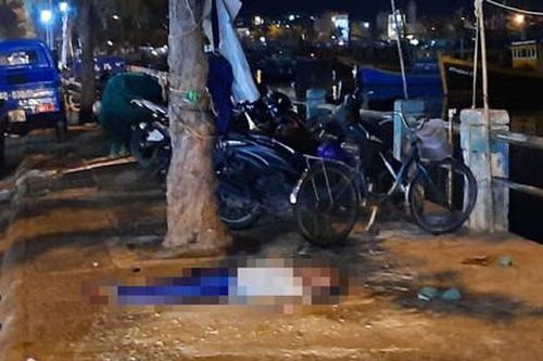 Người đàn ông ăn xin chết gục trên vỉa hè với vết máu