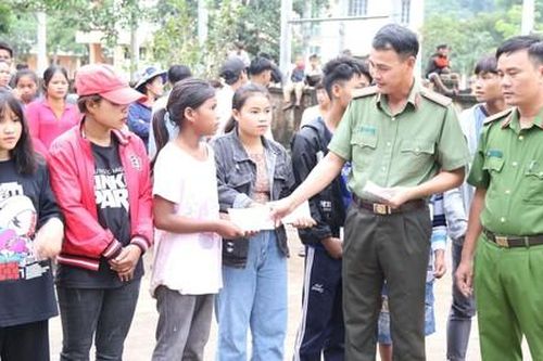 Báo Công an TPHCM tặng quà cứu trợ đồng bào xã biên giới Quảng Bình