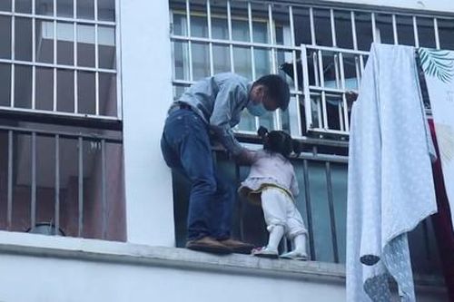 Người hùng cứu bé gái 3 tuổi ngoài ban công tầng 5 chung cư