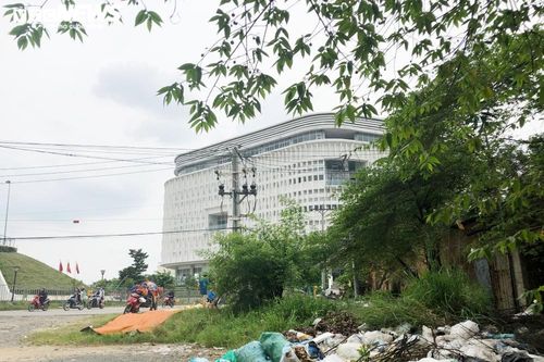 Rác bốc mùi hôi thối bủa vây làng Đại học Quốc gia TP.HCM