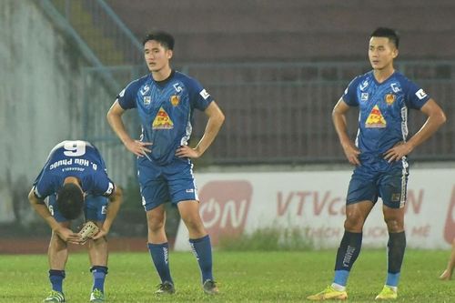 Xuống hạng vì kém 2 bàn thắng, cầu thủ Quảng Nam khóc hết nước mắt