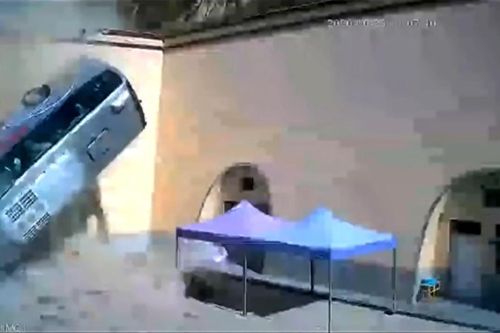 Clip: Khoảnh khắc xe bus Trung Quốc đâm vỡ bờ kè, lao khỏi đường cao tốc