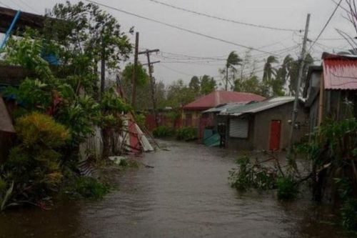 Siêu bão Goni suy yếu khi đi qua Philippines