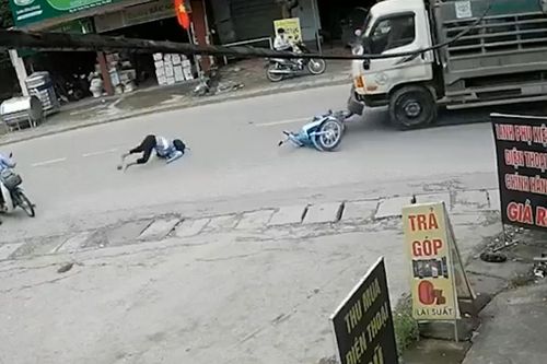 Clip: Sang đường không quan sát, nữ sinh bị xe tải tông lộn nhào nhiều vòng
