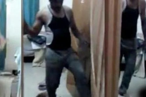 Mang điện thoại đi sửa, người phụ nữ vô tình để lộ hình ảnh trong nhà khiến cảnh sát lập tức ập tới bắt giữ người chồng