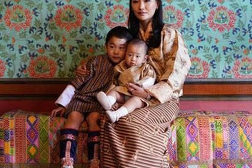 Vợ chồng Hoàng hậu 'vạn người mê' Bhutan chia sẻ ảnh mới với 2 con, Hoàng tử út hiếm hoi lộ diện, gây chú ý với vẻ ngoài