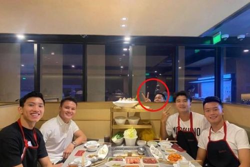 Thanh niên bỗng chiếm 'spotlight' khi xuất hiện trên Instagram cùng dàn cầu thủ nổi tiếng