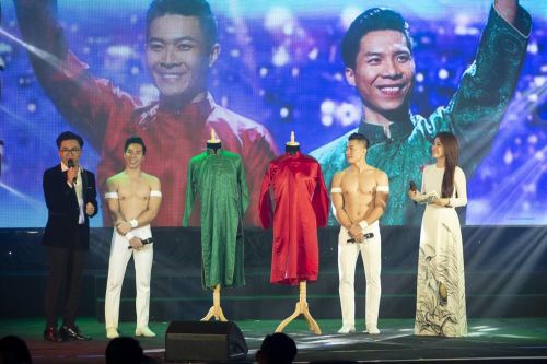 Quốc Cơ - Quốc Nghiệp đấu giá áo mặc tại chung kết Britain's Got Talent ủng hộ miền Trung