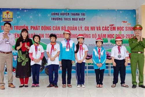 Trao mũ bảo hiểm cho học sinh nghèo, nâng cao ý thức đảm bảo an toàn giao thông tại trường học