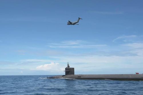 C-17 tiếp tế cho siêu tàu ngầm hạt nhân Ohio trên biển