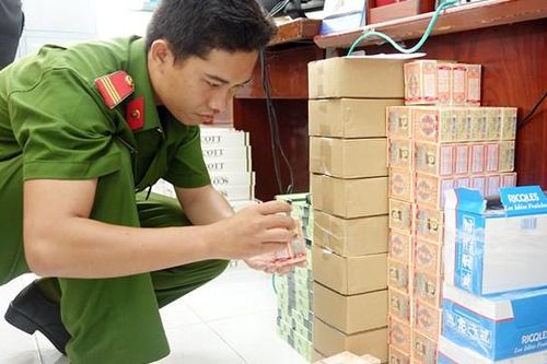 An Giang: Bắt quả tang xe khách chở nhiều hàng lậu
