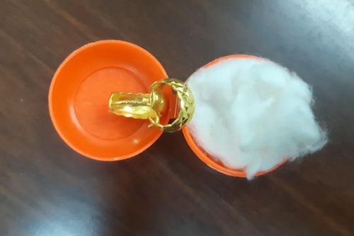 Người dân Hà Tĩnh trả lại vàng để quên trong túi quần áo cứu trợ