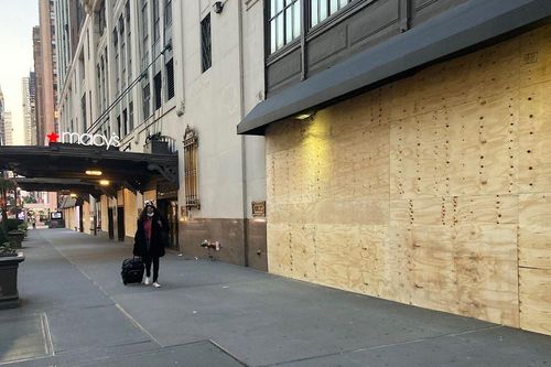 Lo biểu tình sau bầu cử, cửa tiệm New York lắp ván gỗ