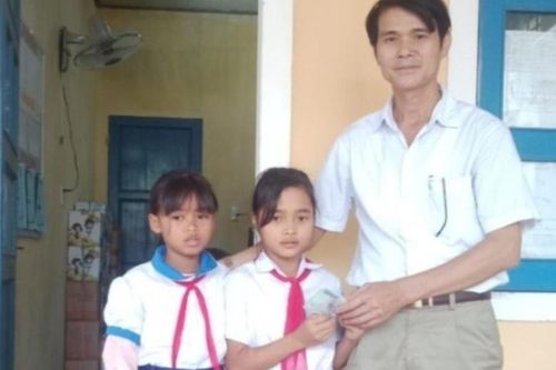 Hai bé lớp 5 ở Quảng Trị trả 5 triệu đồng tìm thấy trong đồ cứu trợ
