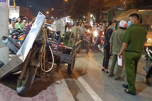 Người đàn ông bị xe ba gác tông chết