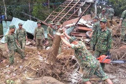 Bộ đội nuôi dưỡng những trẻ em mồ côi cha mẹ trong vụ sạt lở đất