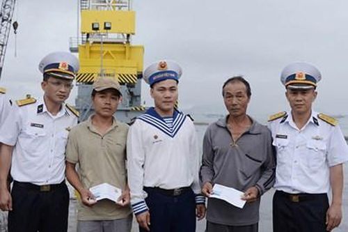 Cùng đồng đội hạnh phúc đón ba trở về!